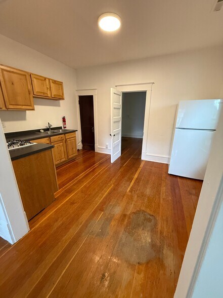 Building Photo - 308 E Callender St