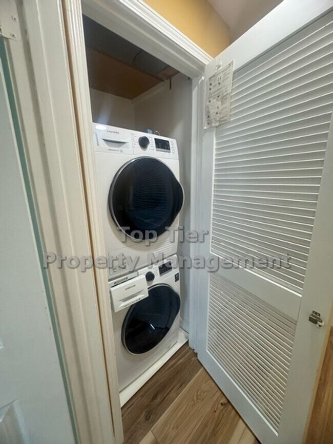 Building Photo - Upgraded Top-Floor 2 bed/ 2 bath with Pool...