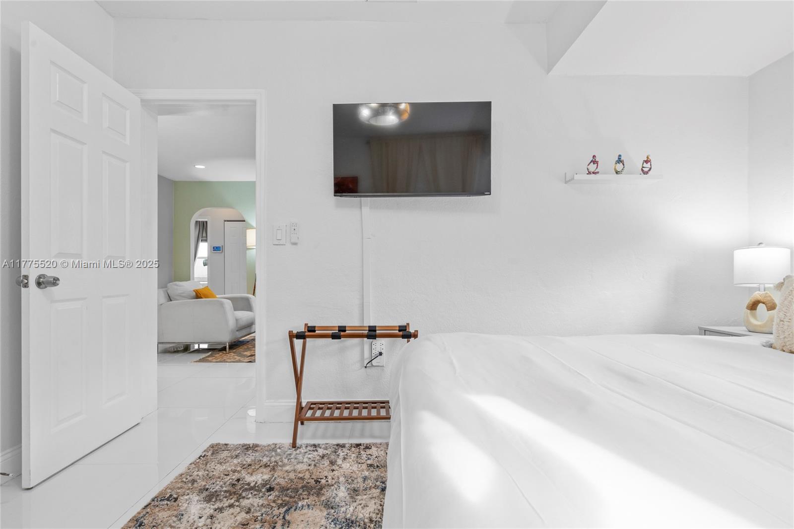 Building Photo - 4775 Collins Ave