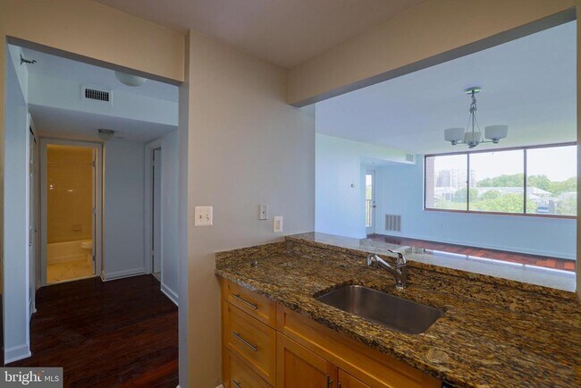 Building Photo - 10101 Grosvenor Pl