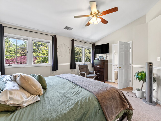 Building Photo - Elegant Colonial Townhome Living in Histor...