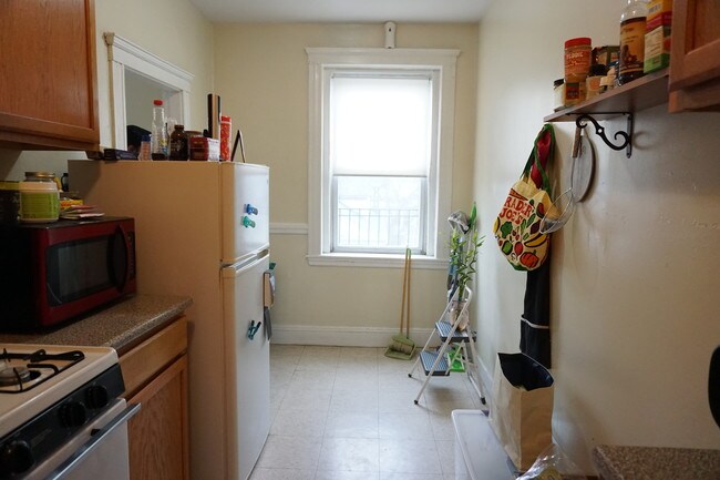 Building Photo - 55 Linden St