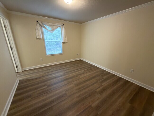 Building Photo - Three bedroom duplex close to Canyon Lake Highschool