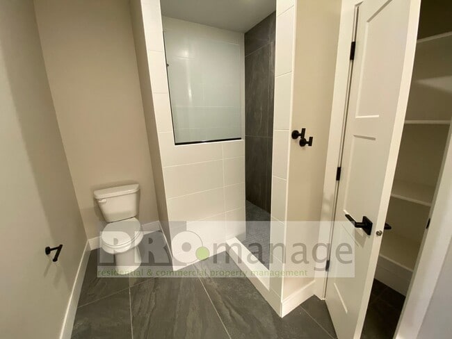 Building Photo - Townhouse with 3 bedrooms / 2 bathrooms in...
