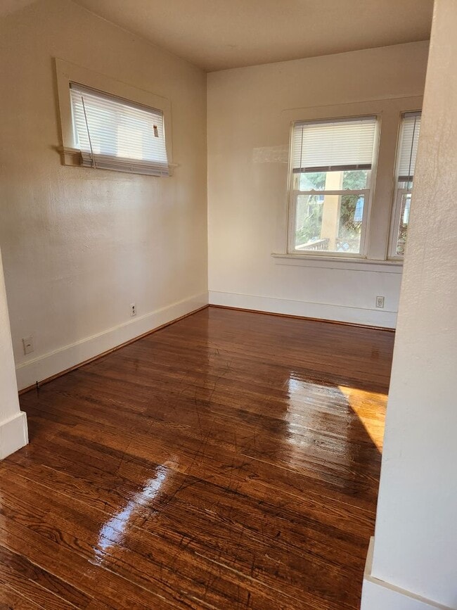 Building Photo - 2 BR Near the Fort Wayne Zoo