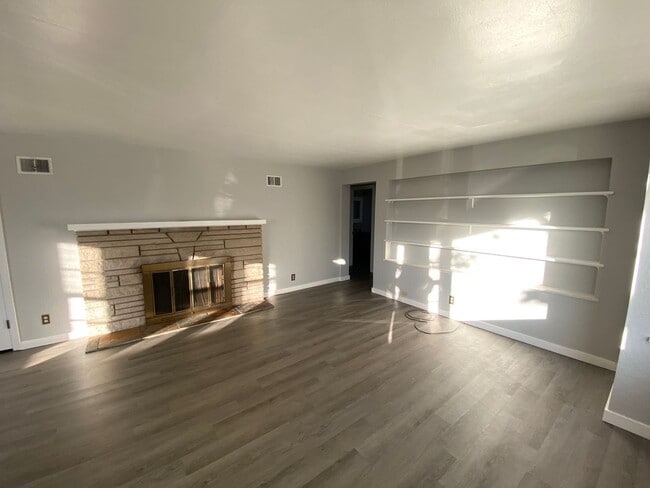 Building Photo - Don't Miss out! New Listing Available Now! 3 Bedroom / 1 BA Attached Garage