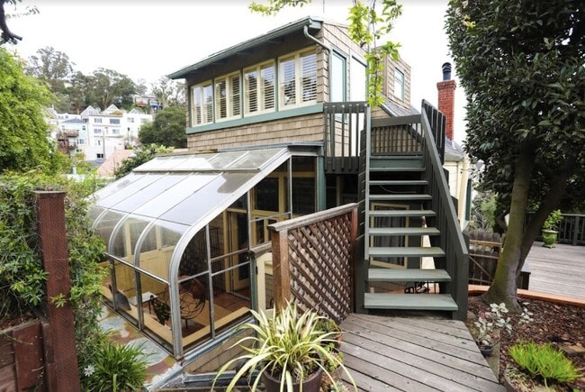 Building Photo - 106 Surrey St