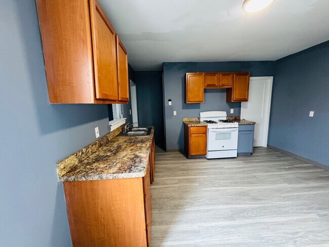 Building Photo - Comfort Meets Convenience: Beautiful 5-Bedroom Single-Family Home Family-Friendly