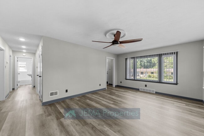 Building Photo - 503 E 8th St