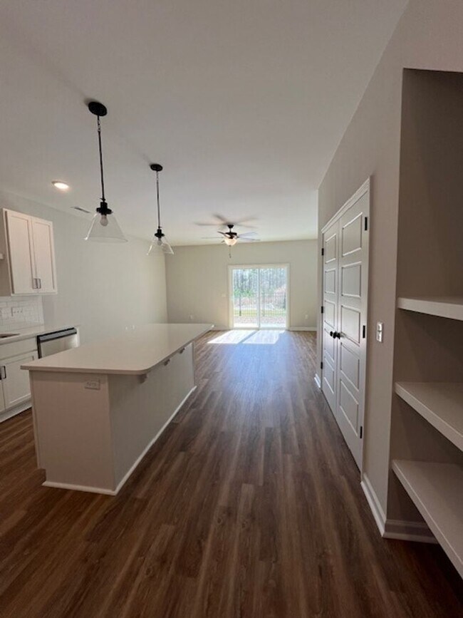 Building Photo - Discover this modern townhouse in Winnabow, NC,