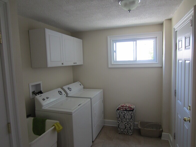 Building Photo - 1654 Holmden Ave