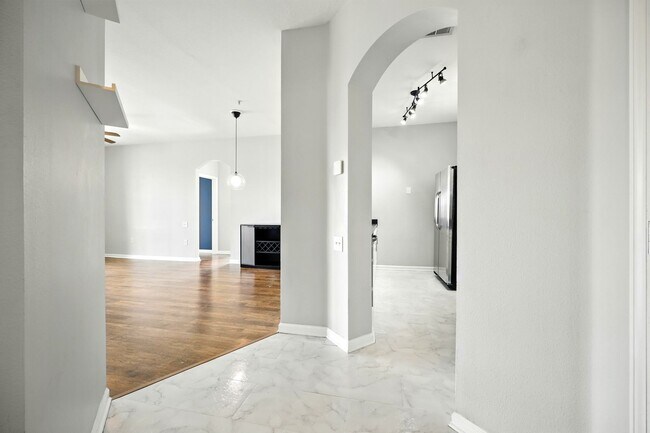 Building Photo - Bright Top-Floor Condo in Resort-Style Gat...