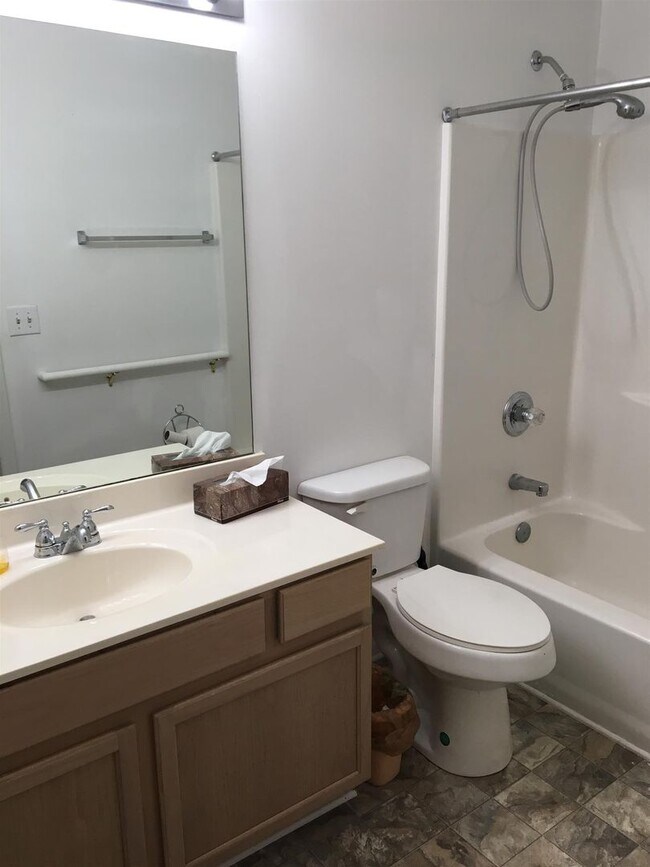 Building Photo - 3 Bedroom Hendersonville Ranch