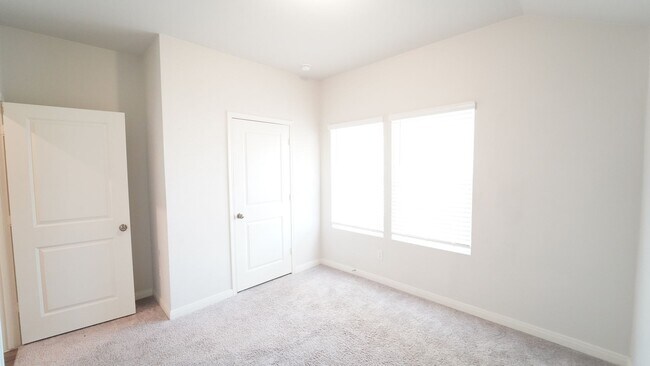 Building Photo - FOR LEASE!  4 Bedrooms - 2 Baths - 2 Car Garage.