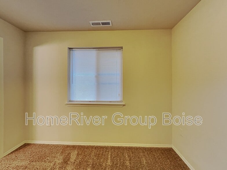 Building Photo - 1324 S Edgewater Cir