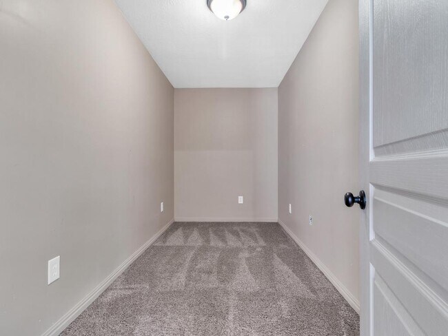 Building Photo - 6313 S Lake Fork Cir