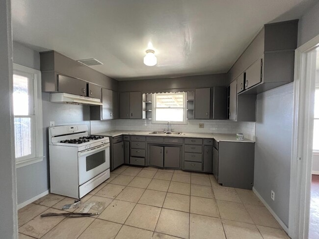 Building Photo - 20649 E American Ave