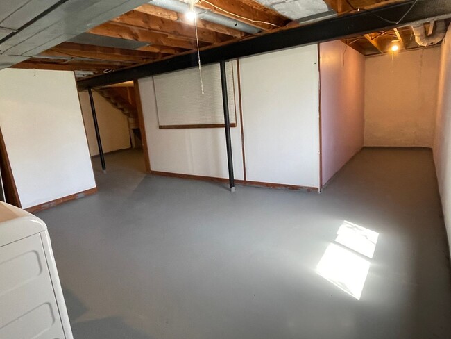 Building Photo - 2-Bedroom Duplex with full basement, 1-Car...