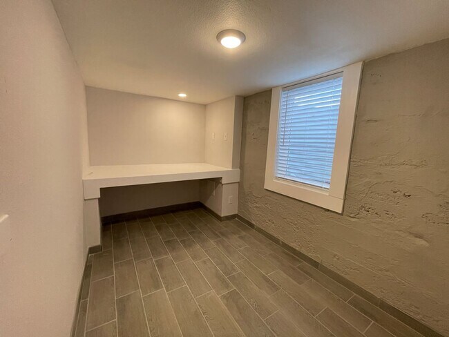 Building Photo - 6 Bedroom/2.5 Bath Home in North Fort Coll...