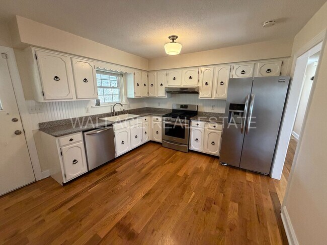 Building Photo - APPLICATION PENDING!!  DO NOT APPLY!!  3 BEDROOM/ 2.5 BATHROOM SOUTH KNOXVILLE HOME!!!