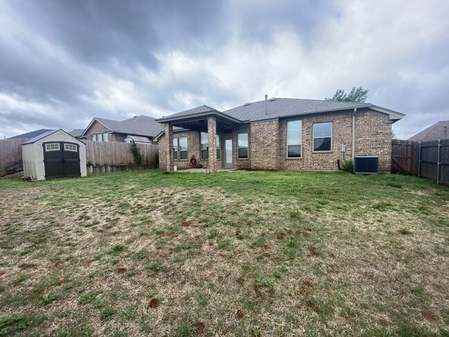 Building Photo - 3817 Kings Canyon Rd