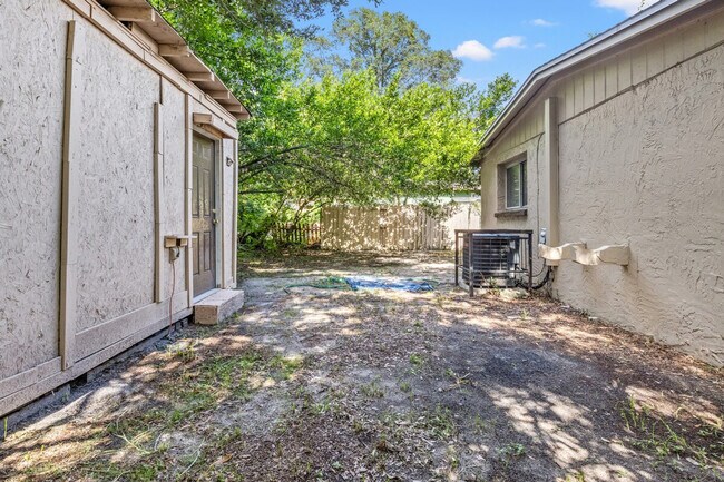 Building Photo - 3721 E Clifton St