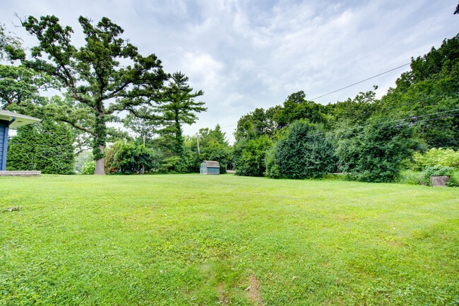 Building Photo - 24W360 Hemlock Ln