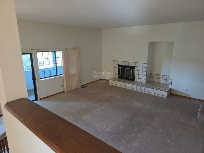 Building Photo - Spacious Walnut Creek Home