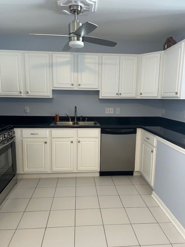 Building Photo - 2 Bedroom Harbor Park Condo - Just Blocks From the Lake