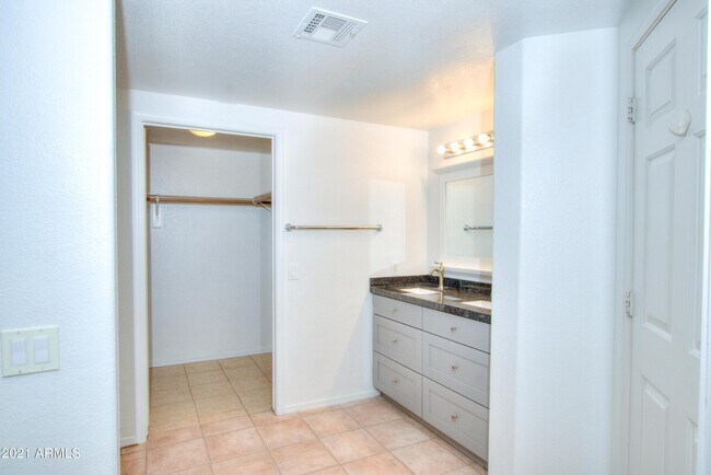 Building Photo - 10410 N Cave Creek Rd