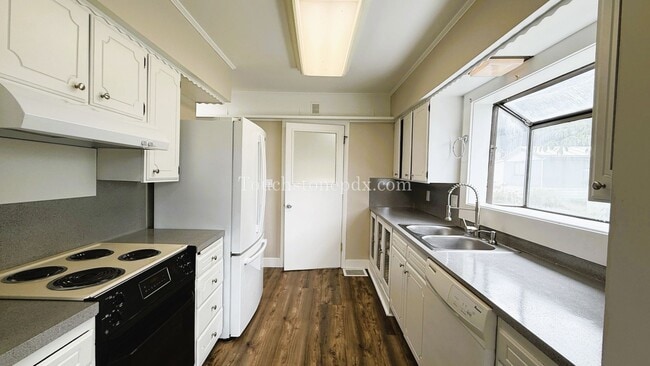 Building Photo - Lovely 3BD|1BA Home in Oregon City w/Basem...