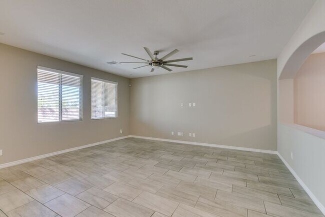 Building Photo - Beautiful Next-Gen Home with Private Entry Suite & Spacious Backyard * MOVE IN SPECIAL*