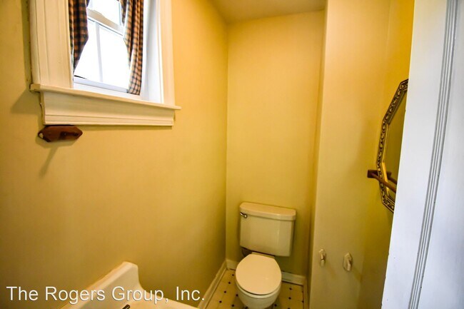 Building Photo - 3 br, 1 bath House - 305 White Oak Dr