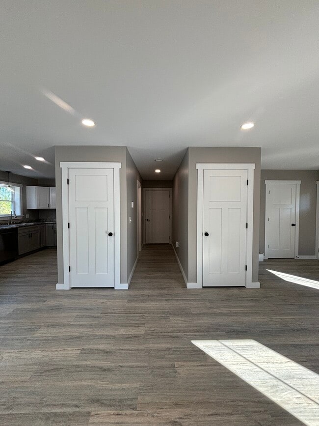 Building Photo - 22 Pond Rd