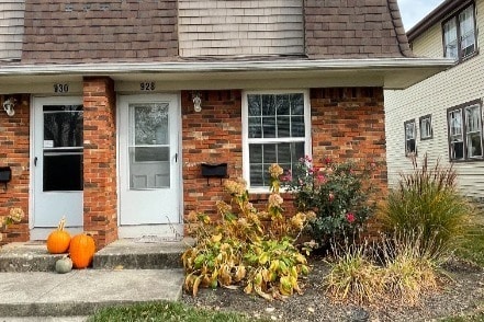 Front Yard / Front Door - 928 Thomas Rd