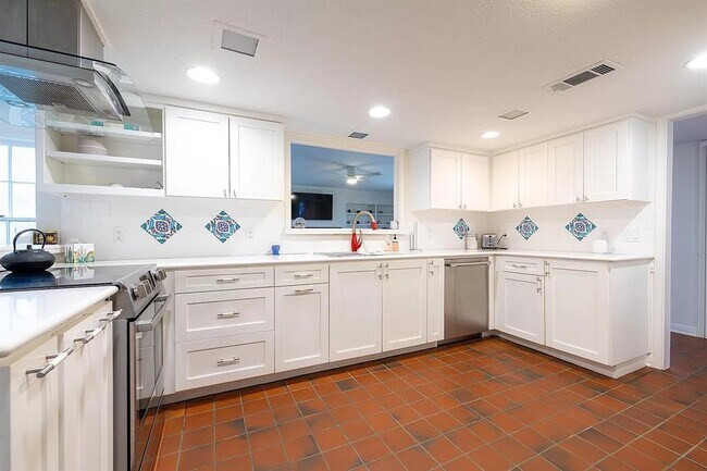Building Photo - 6106 Cherrylawn Cir