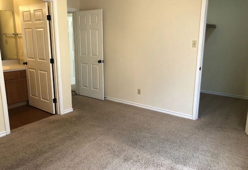 Building Photo - 1802 Sara Dr