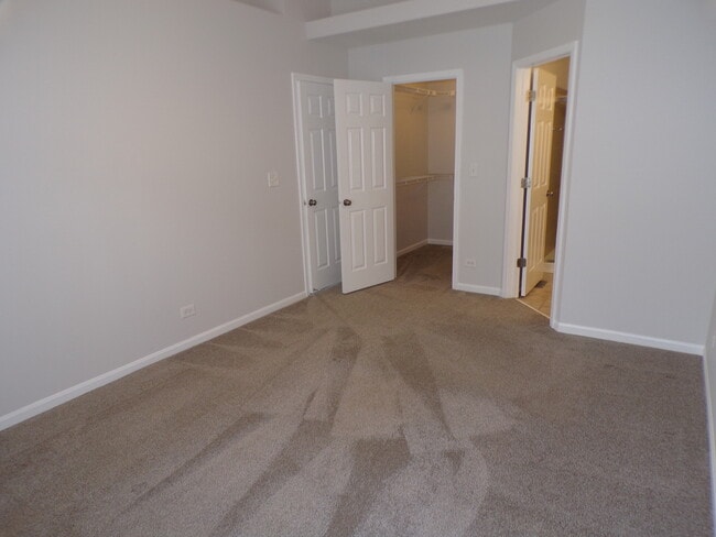 Building Photo - 583 S Parkside Dr