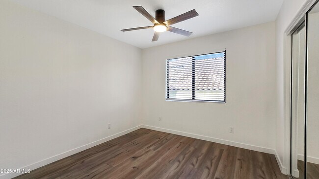 Building Photo - 2119 W Tracy Ln