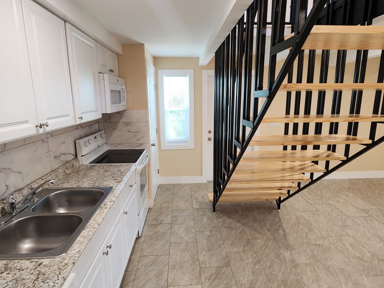 Designer Kitchen - Cypress Bend Village Apartments