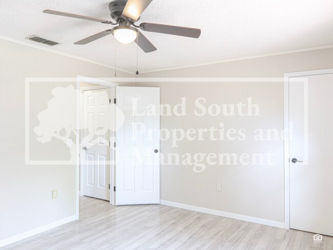 Building Photo - 2190 Belaire Dr