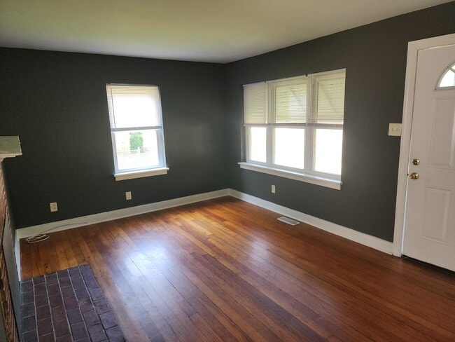 Building Photo - Lovely Brick Home in Established Neighborh...