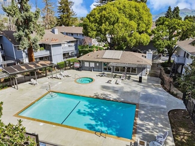 Building Photo - $2,790 - GORGEOUS TWO BEDROOM CENTRAL FREM...
