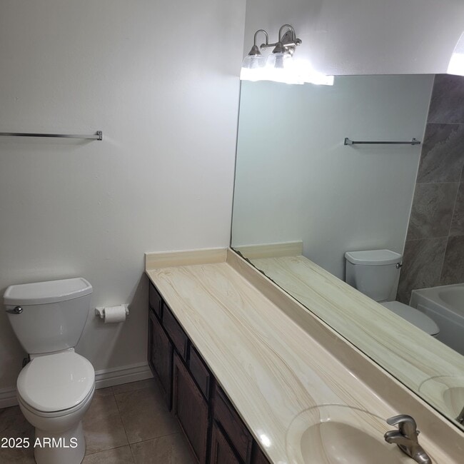 Building Photo - 1622 N Comanche Dr