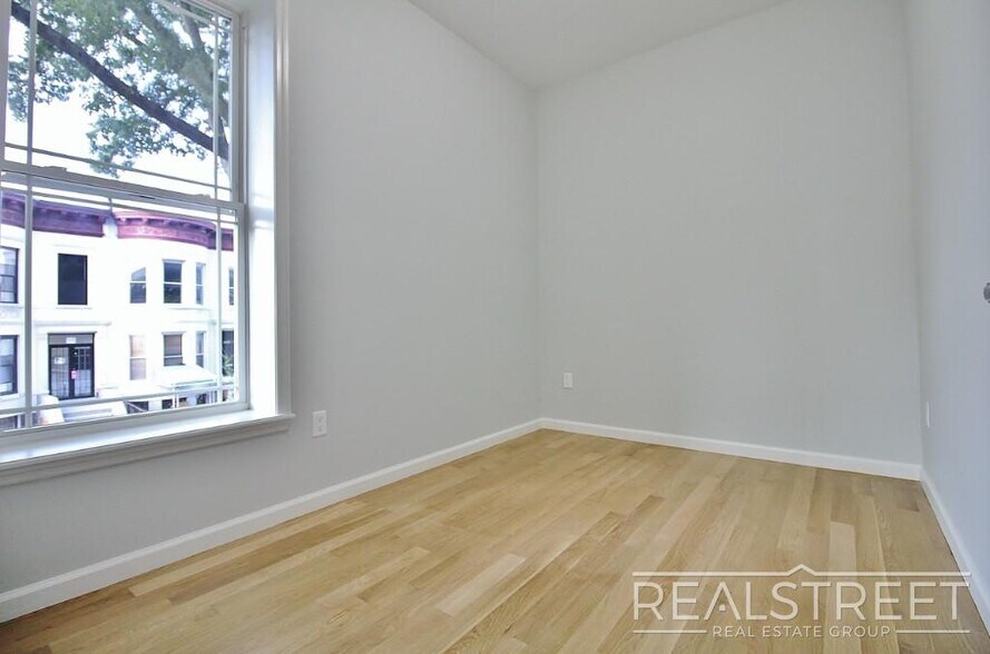 Building Photo - Renovated 3 BR 2 BA in Crown Heights