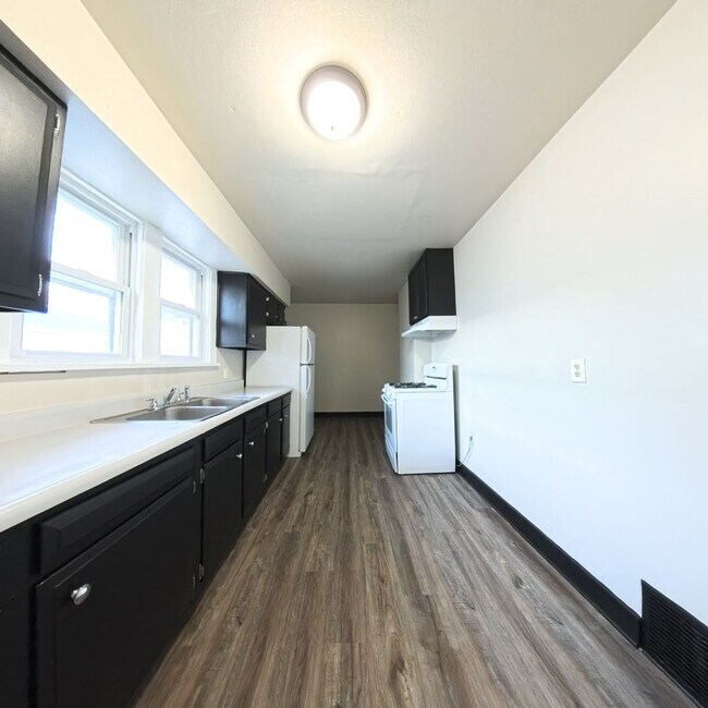 Building Photo - 2 Bedroom 1 Stall Garage East Side Home for Rent