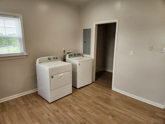 Building Photo - 2 Bedroom 1 Bath Upper Level unit-Close to...