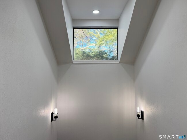 Building Photo - 2 Highland Square