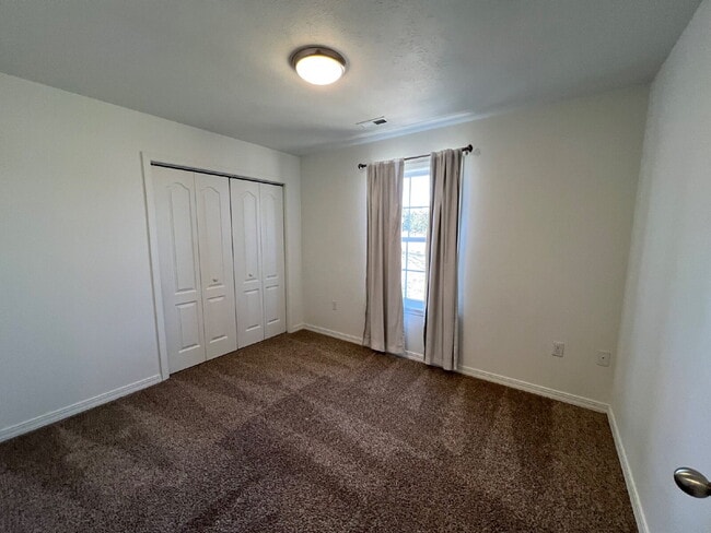 Building Photo - 3BR/2.5BA Townhouse Move-in Special**
