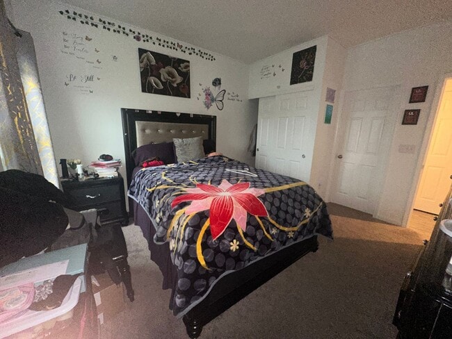 Building Photo - Available NOW - 5 bedroom, 3 full bathroom house - $2,950/month